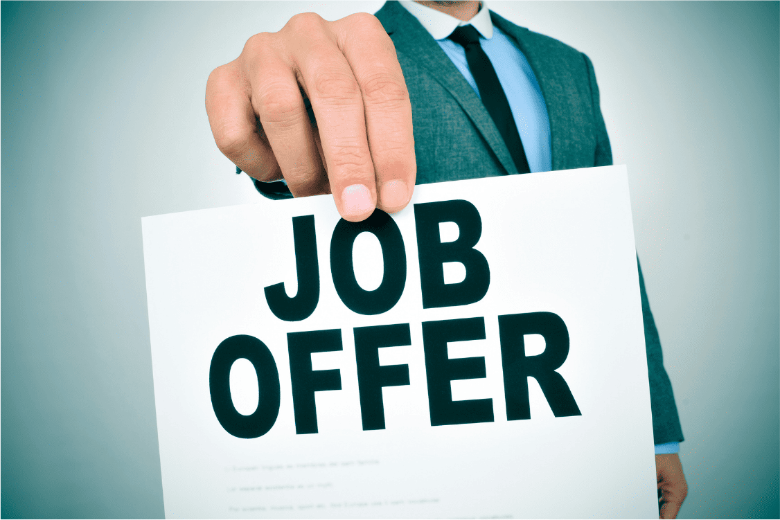 Recruter un étranger déjà titulaire d’un titre « salarié » faut-il publier l’offre d’emploi Recruter un étranger déjà titulaire d’un titre « salarié » faut-il publier l’offre d’emploi